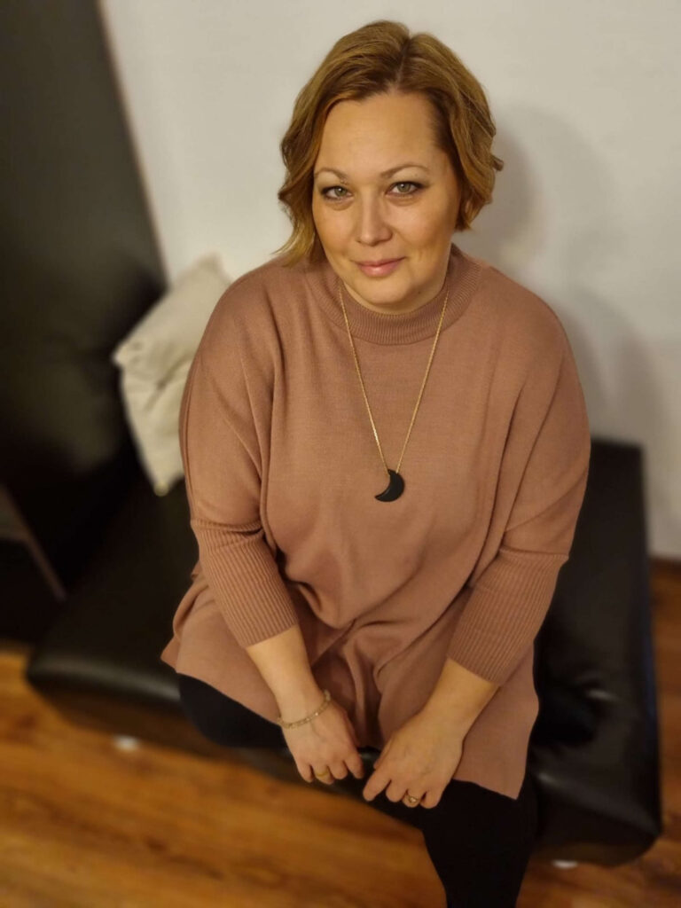 Manuela sitzt in ihrem Raum in Hofheim.
